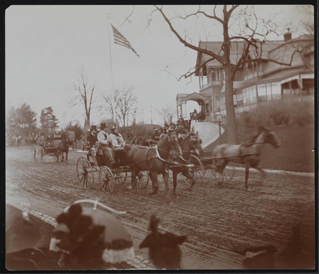 Carriages at Claremont Inn 1895